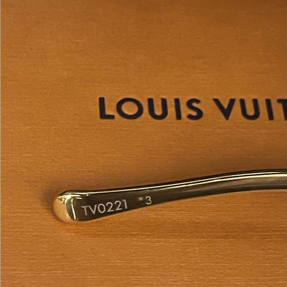 Golden Sunglasses with LV logo engraving and chain shaped arms - Picture 7 of 7